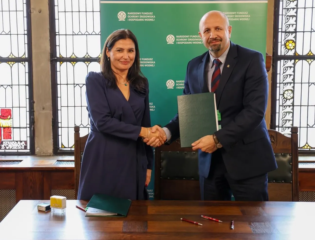 Podpisanie umowy o dofinansowanie w dniu 21.10.2024 r. Prezes Zarządu PWiK Września: Karolina Solecka i zastępca prezesa zarząd NFOŚiGW: Robert Gajda